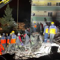 Trkiyenin Drt Bir Yanndan Gelen 10 Bin Madencimizin Ellerinden pyoruz